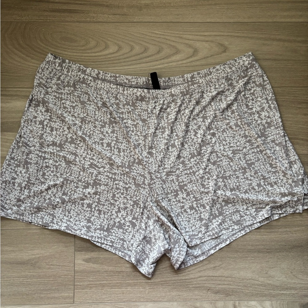 Ambrielle Floral Print Women's Shorts - Gray and White